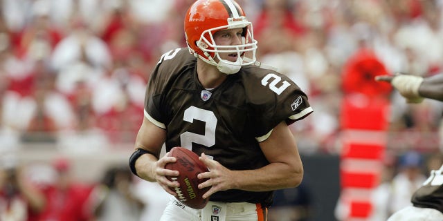 O quarterback do Cleveland Browns, Tim Koch, rola para a direita durante um jogo da NFL contra o Tampa Bay Buccaneers em 13 de outubro de 2002, no Raymond James Stadium, em Tampa, Flórida.  Os Piratas venceram por 17-3.