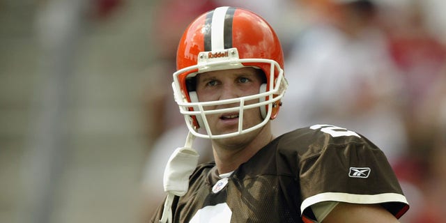 Quarterback Tim Couch of the Cleveland Browns stands on the field during the NFL game against the Tampa Bay Buccaneers on Oct. 13, 2002, al Raymond James Stadium di Tampa, Florida. The Buccaneers won 17-3.