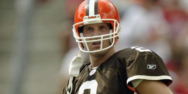 Quarterback Tim Couch of the Cleveland Browns stands on the field during the NFL game against the Tampa Bay Buccaneers on Oct. 13, 2002, at Raymond James Stadium in Tampa, 플로리다. Buccaneers 우승 17-3.