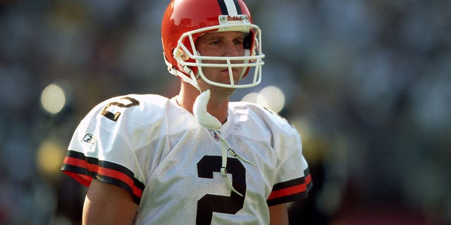 Quarterback Tim Couch of the Cleveland Browns looks on from the field during a game against the Pittsburgh Steelers at Heinz Field on Sept. 29, 2002, 피츠버그, 펜실베니아. 