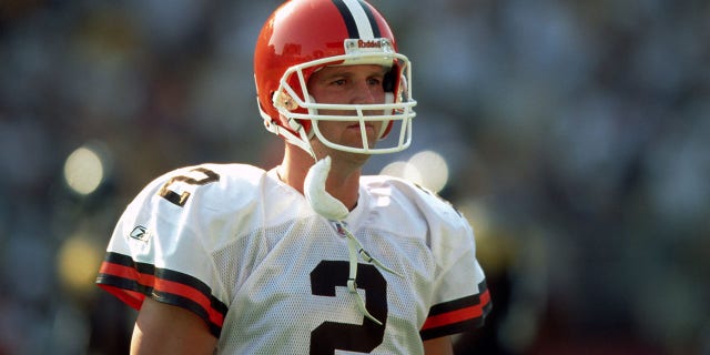 O quarterback Tim Koch do Cleveland Browns olha do campo durante um jogo contra o Pittsburgh Steelers no Heinz Field em 29 de setembro de 2002, em Pittsburgh, Pensilvânia. 