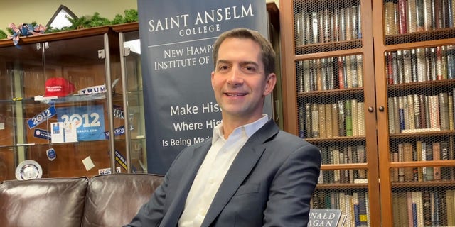 Su. Tom Cotton of Arkansas sits down for an interview with Fox News at the New Hampshire Institute of Politics, in Goffstown, N.H. el dic. 3, 2021