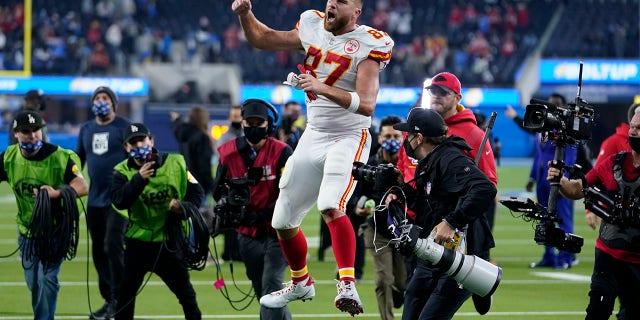 Kansas City Chiefs tight end Travis Kelce celebrates after the Chiefs defeated the Los Angeles Chargers in an NFL football game Thursday, 12月. 16, 2021, イングルウッドで, カリフォルニア. The Chiefs won 34-28.