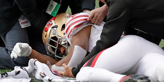San Francisco 49ers running back Trenton Cannon is tended to after an injury during the first half of an NFL football game against the Seattle Seahawks, 日曜日, 12月. 5, 2021, シアトルで.