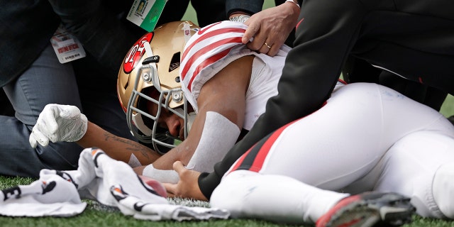 San Francisco 49ers running back Trenton Cannon is tended to after an injury during the first half of an NFL football game against the Seattle Seahawks, 星期日, 十二月. 5, 2021, 在西雅图.