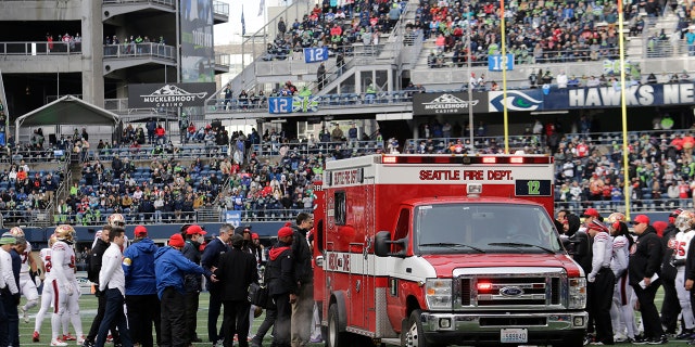 San Francisco 49ers running back Trenton Cannon is loaded into an ambulance after an injury during the first half of an NFL football game against the Seattle Seahawks at Lumen Field, 星期日, 十二月. 5, 2021, 在西雅图.