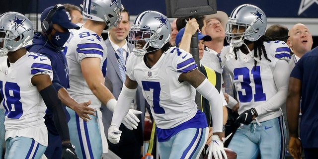 Dallas Cowboys' Trevon Diggs (7) celebrates intercepting a pass thrown by Washington Football Team's Taylor Heinicke in the first half of an NFL football game in Arlington, Texas, Domenica, Dic. 26, 2021.