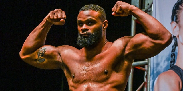 Martial artist Tyron Woodley gestures Dec. 17, 2021, during his weigh-in ahead of his fight against YouTube personality Jake Paul in Tampa, 弗拉.
