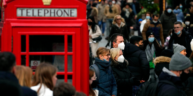 Shoppers do their last Christmas shopping in Covent Garden in London, mercoledì, Dic. 22, 2021.