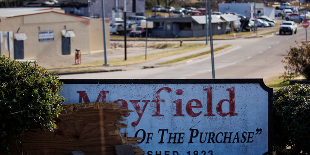 Mayfield, KY - 11 décembre : le 11 mai 2021, à Mayfield, Kentucky, le panneau de la ville de Mayfield, Kentucky, se dresse au milieu des dégâts causés par les ouragans.  Plusieurs ouragans ont ravagé certaines parties du Midwest vendredi soir, faisant des ravages et faisant des ravages. 