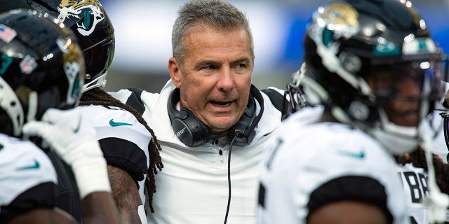 Jacksonville Jaguars head coach Urban Meyer on the sideline while playing the Los Angeles Rams during an NFL Professional Football Game Sunday, 十二月. 5, 2021, (英格尔伍德), 加利福尼亚州.