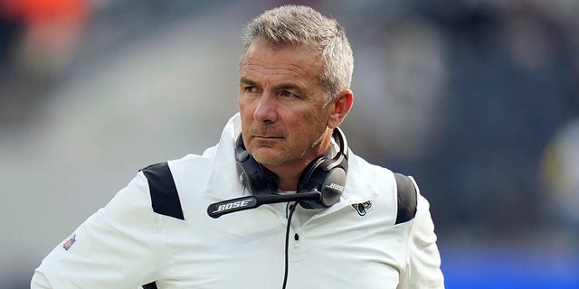 Jacksonville Jaguars head coach Urban Meyer stands on the field before an NFL football game against the Los Angeles Rams Sunday, 12月. 5, 2021, イングルウッドで, カリフォルニア.