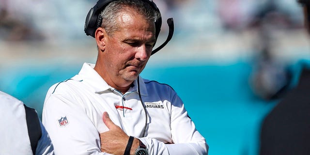 Urban Mayer, hoofdcoach van de Jacksonville Jaguars, staat aan de zijlijn in de laatste minuten van de wedstrijd tegen de Arizona Cardinals op zondag 26 september 2021 in Jacksonville.  De turbulente NFL-periode van Urban Meyer eindigde slechts 13 wedstrijden later - en twee overwinningen - toen de Jaguars in Jacksonville hem op donderdag 16 december 2021 ontsloegen wegens wangedrag.