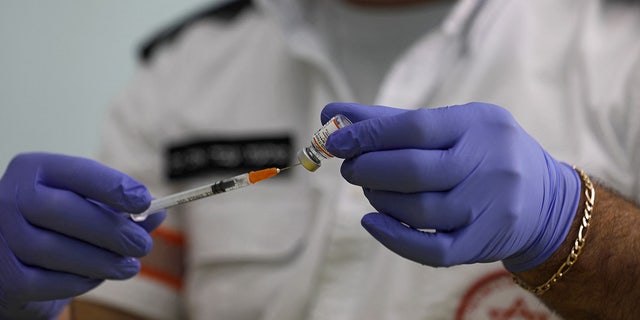 El primer ministro Naftali Bennett instó a los israelíes a vacunarse en medio de nuevas preocupaciones sobre la variante omicron.  (Foto de JALAA MAREY / AFP) (Foto de JALAA MAREY / AFP a través de Getty Images)