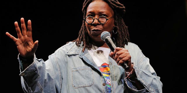 Whoopi Goldberg prend la parole lors de la cérémonie d'ouverture du WorldPride 2019, une célébration combinée marquant le 50e anniversaire des émeutes de Stonewall de 1969 et du WorldPride 2019 à New York, États-Unis, le 26 juin 2019.