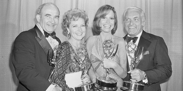 "Mary Tyler Moore Show" De sterren hebben de Emmy Awards voor het seizoen 1975-76.  Van links naar rechts: Edward Azner, Betty White, Mary Tyler Moore en Ted Knight.  Iedereen won dat jaar de Emmy's "MTM," Met uitzondering van Aznar won hij voor zijn acteerwerk "Rijk arm."