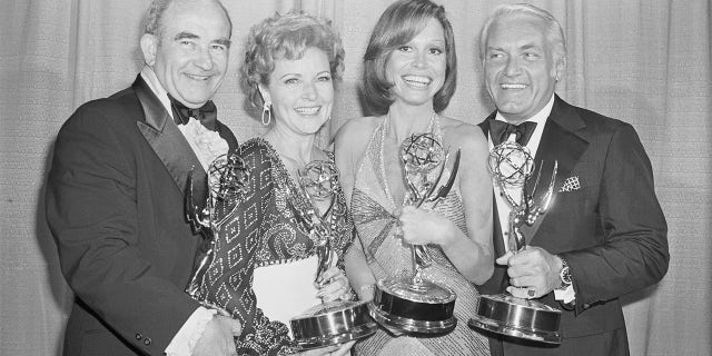 "Mary Tyler Moore Show" De sterren hebben de Emmy Awards voor het seizoen 1975-76.  Van links naar rechts: Edward Azner, Betty White, Mary Tyler Moore en Ted Knight.  Iedereen won dat jaar de Emmy's "MTM," Met uitzondering van Aznar won hij voor zijn acteerwerk "Rijk arm."