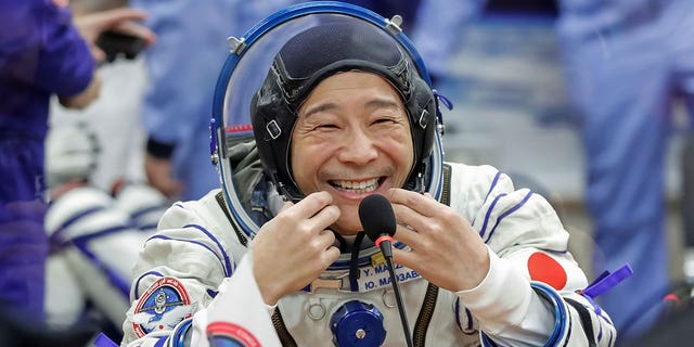 Poco prima del lancio della Stazione Spaziale Internazionale (ISS) sul Cosmotromo Pigmonia in Kazakistan l'8 dicembre 2021, l'uomo d'affari giapponese Yusaku Mesawa ha risposto mentre parlava con la sua famiglia in abiti spaziali.