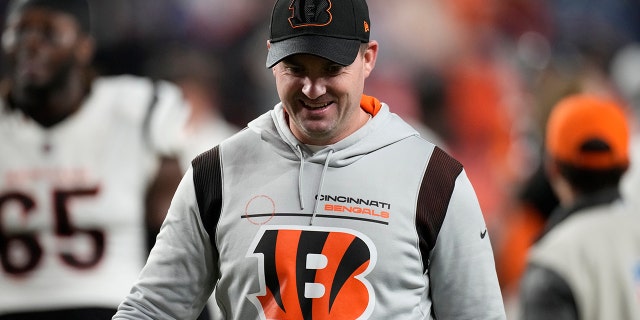 Zack Taylor, coach van de Cincinnati Bengals, verlaat het veld na een NFL-voetbalwedstrijd tegen de Denver Broncos, zondag 19 december 2021, in Denver.  De Bengals wonnen met 10-15.