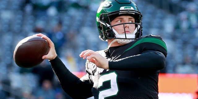 New York Jets # 2 Zach Wilson will warm up before the match against Jacksonville Jaguars at MetLife Stadium on December 26, 2021 in East Rutherford, NJ.