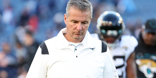 Head coach Urban Meyer of the Jacksonville Jaguars reacts after the game against the Tennessee Titans at Nissan Stadium on Dec. 12, 2021 在纳什维尔, 田纳西州.