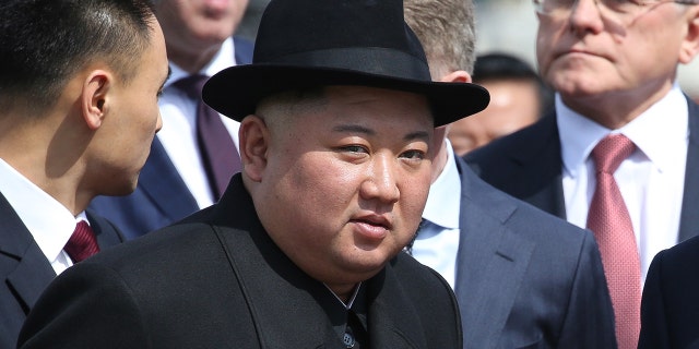 北朝鮮の指導者である金正恩は、2019年4月26日金曜日にロシアのウラジオストクの駅で名誉警備員に会い、北朝鮮に向けて出発します。 キム氏は、首脳会談は協力に関する建設的な協議の出発点になるだろうと述べた。  Vesti TVは、彼がインタビューで言ったと報告しました。 