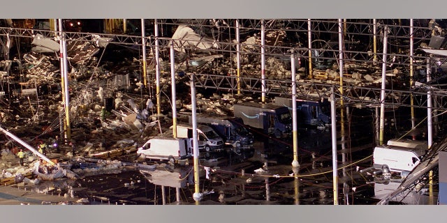 View of the damage at an Amazon.com, Inc warehouse after a tornado passed through Edwardsville, Illinois, NOI., dicembre 10, 2021 in this still image taken from drone video obtained on December 11, 2021. Chris Phillips/Maverick Media Group, LLC via REUTERS THIS IMAGE HAS BEEN SUPPLIED BY A THIRD PARTY. MANDATORY CREDIT