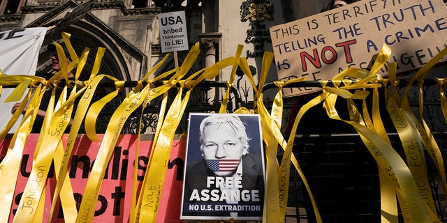 LONDRES, ANGLETERRE – 11 AOÛT: Des partisans se rassemblent à l'extérieur alors que la Haute Cour entend un appel américain concernant l'extradition du fondateur de WikiLeaks, Julian Assange, à la Royal Courts of Justice, Chancery Lane, le 11 août 2021 à Londres, en Angleterre.  Assange est détenu au HMP Belmarsh depuis sa condamnation le 1er mai 2019 pour violation des conditions de mise en liberté sous caution.  Auparavant, la juge Vanessa Baraitser a nié son extradition vers les États-Unis en le citant un "risque suicidaire".  Il fait face à des accusations de piratage d'ordinateurs et de violation de la loi sur l'espionnage du pays.  Les États-Unis font appel de la décision aujourd'hui.  (Photo de Ming Yeung/Getty Images)
