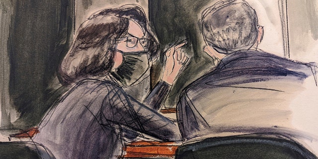 In this sketch, ギレーヌマクスウェル, seated left speaks to her defense attorney Christian Everdell prior to the testimony of "ケイト,"during the trial of Ghislaine Maxwell, 月曜, 12月. 6, 2021, ニューヨークで.