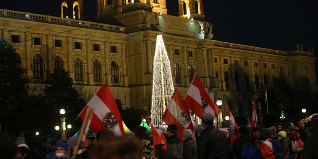 Menschen versammeln sich, um trotz einer landesweiten Ausgangssperre am 4. Dezember 2021 in Wien, Österreich, gegen Impfvorschriften und Coronavirus-Maßnahmen zu protestieren. 