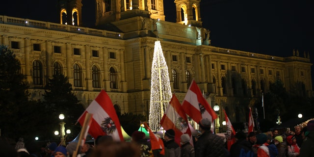 Menschen versammeln sich, um trotz einer landesweiten Ausgangssperre am 4. Dezember 2021 in Wien, Österreich, gegen Impfvorschriften und Coronavirus-Maßnahmen zu protestieren. 