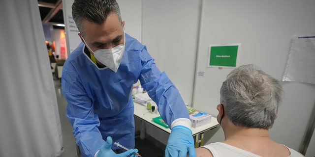 Ein Mann erhält am zweiten Tag der nationalen Sperrung zur Bekämpfung der steigenden Coronavirus-Infektionen in Wien, Österreich, am 23. November 2021 einen COVID-19-Impfstoff. 