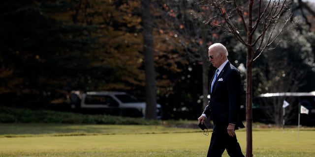 President Joe Biden walks to Marine One before departing from the White House on Dec. 2, 2021 在华盛顿. 