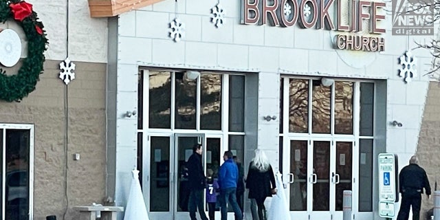 Mourners enter Brooklife Church in Mukwonago, 威斯康星州, for a memorial service for Christmas parade victim Jackson Sparks, 十二月. 2, 2021.