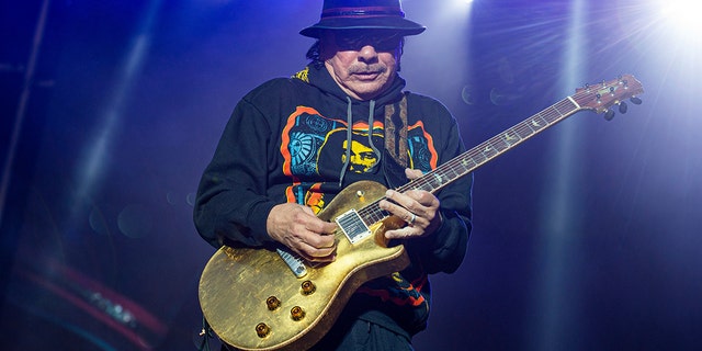 Carlos Santana se apresenta no BottleRock Napa Valley Music Festival em 26 de maio de 2019, em Napa, Califórnia.  O músico passou por um procedimento cardíaco com sucesso e está cancelando vários shows em Las Vegas planejados para dezembro. 