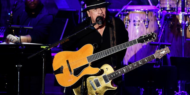 Carlos Santana se apresenta no palco durante a pré-gala do Grammy e a saudação do Grammy aos ícones da indústria em homenagem a Sean "Diddy" Combs em 25 de janeiro de 2020, em Beverly Hills, Califórnia. 