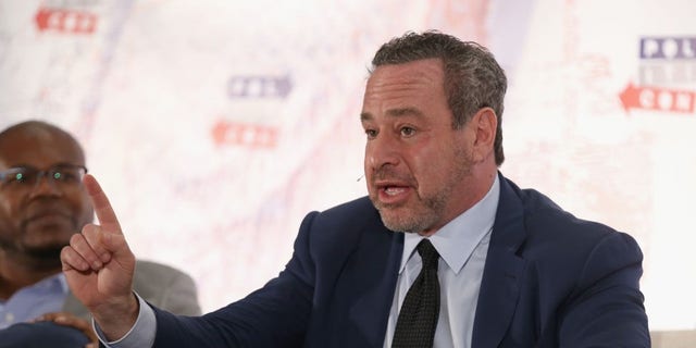 LOS ANGELES, それ - 10月 21:  David Frum speaks onstage during Politicon 2018 at Los Angeles Convention Center on October 21, 2018 ロサンゼルスで, カリフォルニア.  (Photo by Phillip Faraone/Getty Images for Politicon )