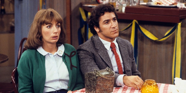Los Angeles, QUE - 1976: (L-R) Penny Marshall, Eddie Mekka appearing on the Disney General Entertainment Content via Getty Images series "Laverne and Shirley" episodio "Laverne and Shirley Move In." 11/28/78.