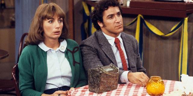 Los Angeles, QUE - 1976: (L-R) Penny Marshall, Eddie Mekka appearing on the Disney General Entertainment Content via Getty Images series "Laverne and Shirley" episodio "Laverne and Shirley Move In." 11/28/78.