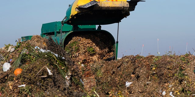 Камион разтоварва органични отпадъци за компостиране в съоръжение за анаеробно компостиране в Уудланд, Калифорния, вторник, 30 ноември 2021 г. 