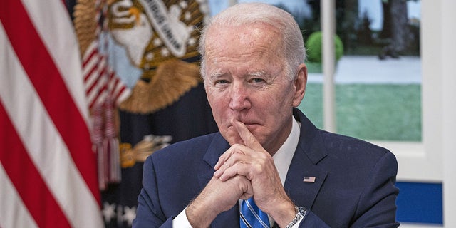 Amerikaanse. President Joe Biden listens while joining the White House Covid-19 Response Team's call with the National Governors Association discussing the Omicron variant in the Eisenhower Executive Office Building in Washington, D.C., VS, Maandag, Des. 27, 2021. Biden's medical adviser said a domestic travel vaccination rule should be considered as the omicron variant fuels record Covid-19 case loads in some states and holiday travel continues to be disrupted around the U.S. Fotograaf: Ken Cedeno/UPI/Bloomberg via Getty Images