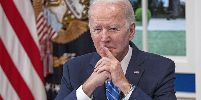 Dic.  El lunes 27 de mayo de 2021, el presidente de EE. UU., Joe Biden, escucha la invitación del Equipo de Respuesta del Gobierno de 19 de la Casa Blanca a la Asociación Nacional de Gobernadores para discutir la variante de Omicron en el edificio de la Oficina Ejecutiva de Eisenhower en Washington, DC.  El asesor médico de Biden dijo que la regla de inmunización para viajes nacionales debe tratarse como un combustible para la variante Omigron, que registra la carga de casos de Covit-19 en algunos estados y continúa bloqueando los viajes de vacaciones a través de Getty Images por el fotógrafo estadounidense: Ken Sedeno / UPI / Bloomberg.