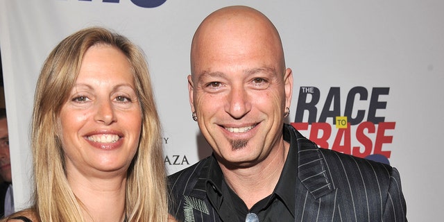Comedian Howie Mandel and wife Terry share three kids and have been married for over 40 연령. 
