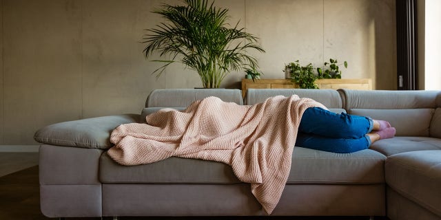 たくさんの人たちのために, the best cure for a hangover seems to be just resting at home and avoiding bright light.