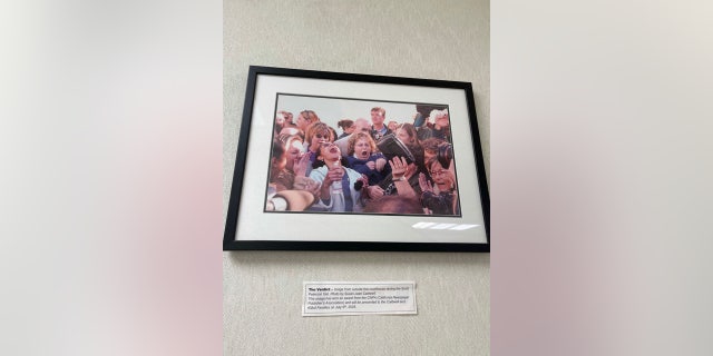 Photo of people reacting to Scott Peterson's 2004 verdetto.