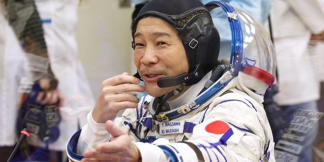 宇宙飛行関係者の前澤友作は、2021年12月8日水曜日、カザフスタンのロシアのリースされたバイコヌール宇宙基地で打ち上げられる前にジェスチャーをしました。 