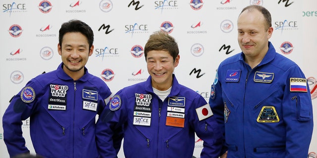 Alexander Misurkin (direita), Yusaku Maezawa (centro) e Yozo Hirano participarão de uma coletiva de imprensa em Moscou em 14 de outubro de 2021. 