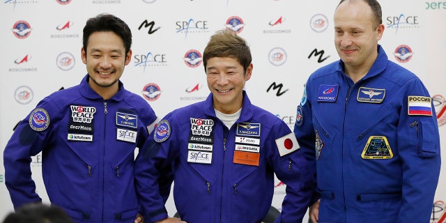 Alexander Misurkin (direita), Yusaku Maezawa (centro) e Yozo Hirano participarão de uma coletiva de imprensa em Moscou em 14 de outubro de 2021. 