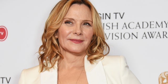 Kim Cattrall has yet to speak out about the backlash "Y así ..." is facing but did appear to "me gusta" some tweets from fans.