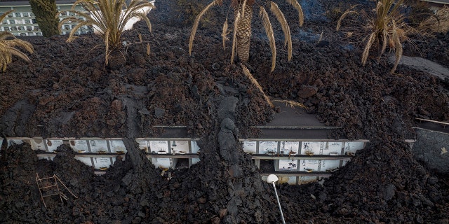La lave recouvre le cimetière de La Manchas sur l'île canarienne de La Palma, en Espagne, le mercredi 1er décembre 2021.